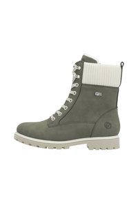 Botas de tobillo verdes con un puño de punto texturizado, ojales plateados, cordones blancos y una suela robusta; presenta un logo en el costado.