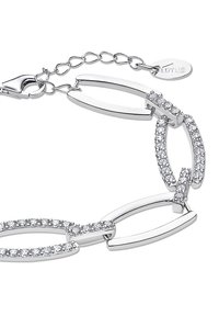 Bracelet en argent présentant des maillons allongés, alternant avec des segments de strass transparents, sécurisé par un fermoir et une chaîne d'extension.
