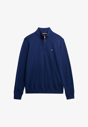 Suéter azul marino con media cremallera, que presenta un cuello alto y puños de canalé. Pequeño logo en dorado en el lado izquierdo del pecho. Textura de tela suave.