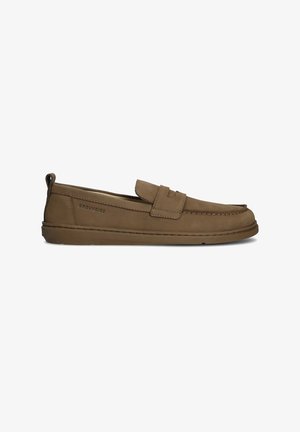 Mocassino marrone slip-on con suola piatta, cuciture in stile mocassino e piccola linguetta sul tallone, marchiato "Groundies" sul lato.