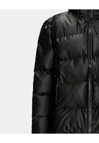 Giacca imbottita nera con finitura lucida, caratterizzata da sezioni trapuntate, una zip frontale e un cappuccio. Il materiale sembra liscio e leggero.