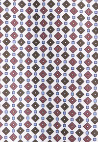 Tessuto con un motivo a diamante ripetuto in rosso, blu e verde su uno sfondo bianco. Caratterizzato da piccoli punti all'interno dei diamanti.