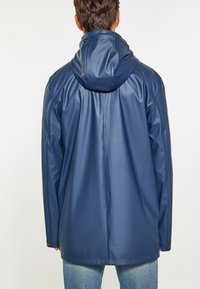 Marinblå, vattentät hooded jacka gjord av slät, blankt material. Har en avslappnad passform, långa ärmar och en rak fåll.