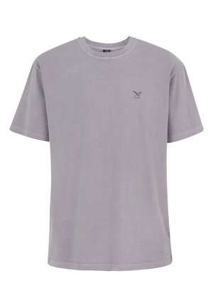 Schlichtes graues T-Shirt mit kurzen Ärmeln und Rundhalsausschnitt mit kleinem gekreuztem Messer- und Gabel-Logo auf der linken Brust.