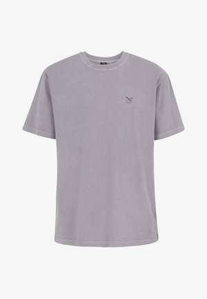 Schlichtes graues T-Shirt mit kurzen Ärmeln und Rundhalsausschnitt mit kleinem gekreuztem Messer- und Gabel-Logo auf der linken Brust.