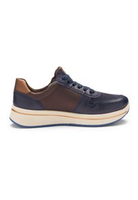 Heren casual sneaker met navyblauw en bruin lederen bovenwerk, blauwe veters, gevoerde witte zool en blauwe rubberen buitenzool, zijaanzicht.