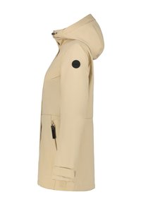 Beige vandtæt jakke med hætte, sidelommer med lynlås, en sort logo patch påærmet og lige snit. Glat tekstur.