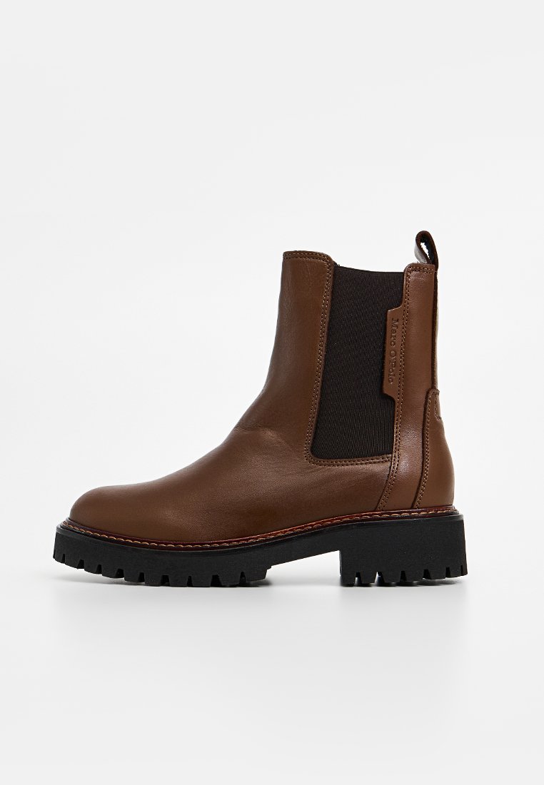 Braune Lederknöchelstiefel mit elastischen Seitenpaneelen, einer strukturierten schwarzen Gummisohle und sichtbaren Nähten am Boden.