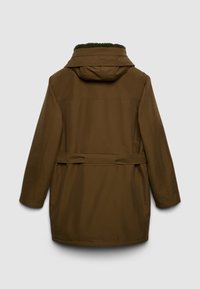 Cappotto lungo marrone con cappuccio e cintura in vita, visto da dietro, con una morbida fodera interna visibile sul bordo del cappuccio.