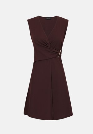 Abito a portafoglio senza maniche di colore marrone scuro con scollo a V, dettaglio laterale arricciato fissato da una piccola barra dorata e gonna svasata fino al ginocchio.