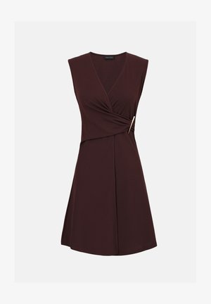 Varrukateta tumepruun ümberkeeratav kleit V-kaelusega, külje pealt voltidega, mida hoiab väike kuldne detail, ja põlveni ulatuva A-lõikeline seelik.