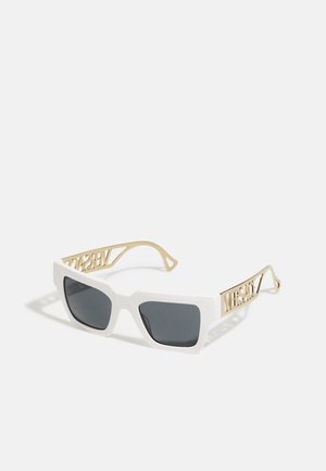 Occhiali da sole bianchi in plastica con lenti grigie. Montatura rettangolare spessa e dettagli in tonalità oro sui templi con lettering ritagliato.