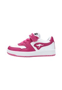 Weiße und rosa Sneaker mit einer glatten Lederoberfläche, Schnürung vorne, Klettverschluss und Logo-Akzent an der Seite. Gummisohle.