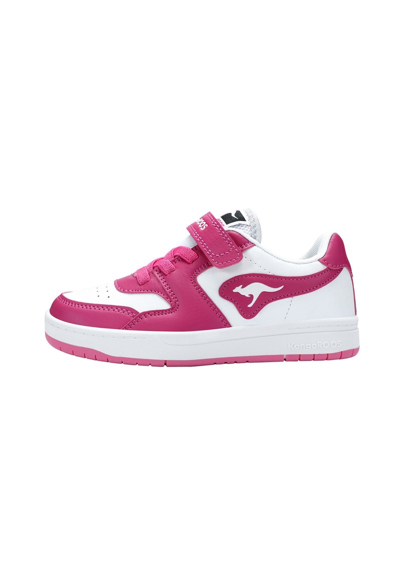 Weiße und rosa Sneaker mit einer glatten Lederoberfläche, Schnürung vorne, Klettverschluss und Logo-Akzent an der Seite. Gummisohle.