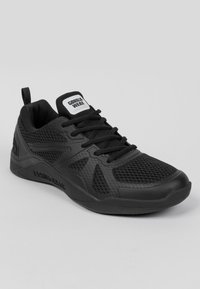 Baskets de sport noires avec une tige en mesh pour la respirabilité, semelle en caoutchouc et un motif de logo sur la languette. Elles présentent un renfort au niveau des orteils et un système de laçage.