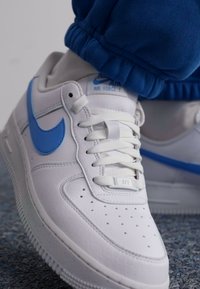 Nike Sportswear AIR FORCE 1 - Tenisice - white/university blue/white/volt/black