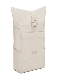 Beige rechthoekige rugzak met een voorflappocket, verstelbare bovenste gesp, zijvakken van gaas en een klein label met de naam "Larkson" aan de voorkant.