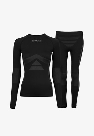 Completo termico nero composto da una maglia a maniche lunghe e leggings. Motivi texturizzati sul tessuto e dettagli riflettenti caratterizzano il design.
