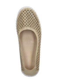 Gouden instapschoen met een gestructureerde bovenkant voorzien van scallop-patronen, een geperforeerde binnenzool en een witte rubberen zool met een gestikt rand.