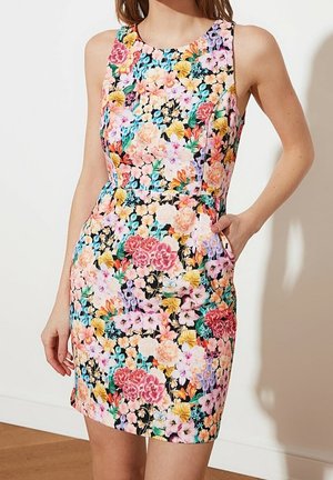 Bloemenjurk met een aansluitend ontwerp, zwarte achtergrond, levendige roze, oranje en gele bloemen, en zijzakken. Gladde stoftextuur.