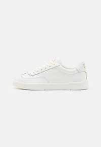 Sneakers bianchi con una superficie in pelle liscia, cuciture tonali sottili, lacci rotondi e una suola in gomma texturizzata. Marchio dorato sul tallone.