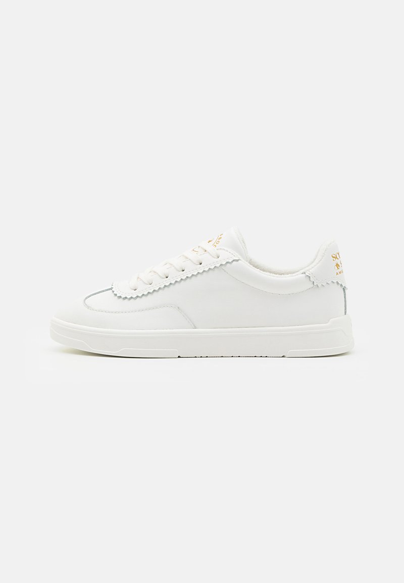 Sneakers bianchi con una superficie in pelle liscia, cuciture tonali sottili, lacci rotondi e una suola in gomma texturizzata. Marchio dorato sul tallone.