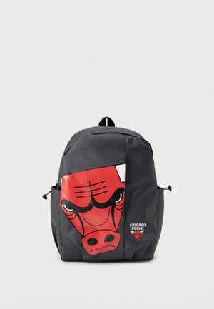 Μαύρο σακίδιο με μεγάλο κόκκινο λογότυπο Chicago Bulls που παρουσιάζει το πρόσωπο ενός ταύρου στο μπροστινό μέρος και μικρό όνομα ομάδας και έμβλημα από κάτω.