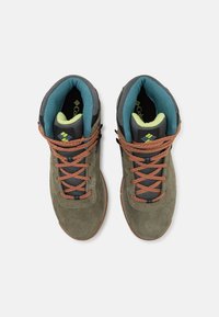 Zielone zamszowe buty trekkingowe z szarymi siateczkowymi akcentami, pomarańczowymi sznurówkami i wyściełanym niebieskim wnętrzem. Gumowa podeszwa i logo na pięcie.
