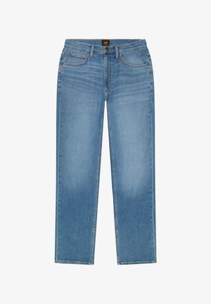 Jean droit bleu clair avec cinq poches, fermeture à bouton et fermeture éclair, et étiquette de la marque Lee sur la ceinture.