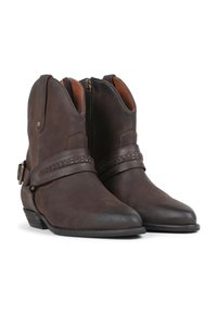 Botas de cuero marrón hasta el tobillo con punta afilada, cremallera lateral y detalles de correa trenzada. Cuentan con un tacón bajo y una textura suave.