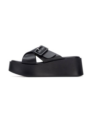 Sandalias de plataforma negras con una amplia correa ajustable con hebilla rectangular y una suela de textura lisa. Diseño simple y moderno.