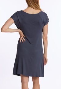 Kortekleed, donkergraan jurk met een losse pasvorm, ronde halslijn en vloeiende zoom, gemaakt van een soepele stof.