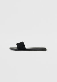Sorte flate sandaler med bred rem, sueded tekstur, minimalistisk design og glatt såle. Lettvekts og passende for uformell bruk.