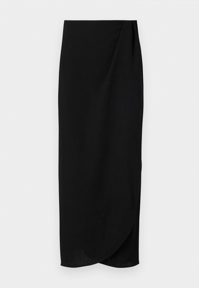 Sort midi-nederdel lavet af et glat stof, med et draperet design og en let indpakning foran. Enkel, strømlinet silhuet.
