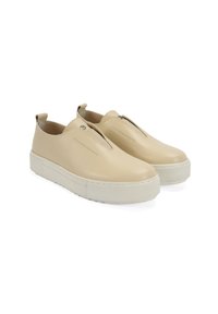 Beige leren instapsneakers met gestructureerde bovenzijde, elastische zijpanelen en dikke witte rubberen zolen. Bevat een logo op de bovenzijde.