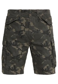Pantaloni cargo mimetici in verde scuro e nero, realizzati in tessuto resistente, con più tasche laterali e chiusura a bottone.