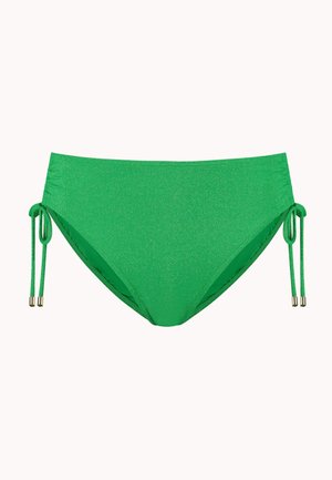 Grüne Bikinihose mit hohem Beinausschnitt, verstellbaren Seitenschnüren und metallischen Endkappen vor einfarbigem Hintergrund.
