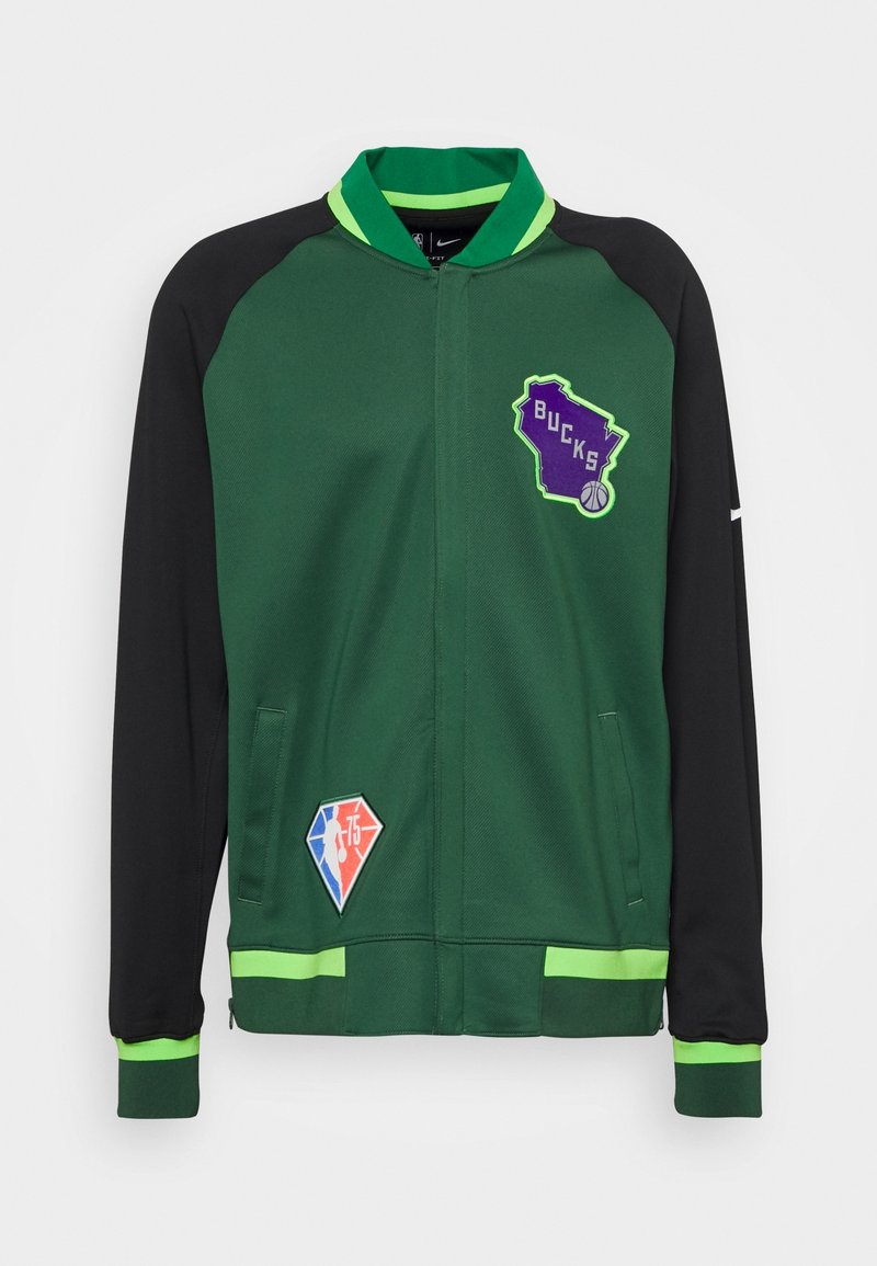 Chaqueta verde y negra con cierre frontal, que presenta el logo "BUCKS", parches coloridos y franjas verdes en el cuello y los puños.