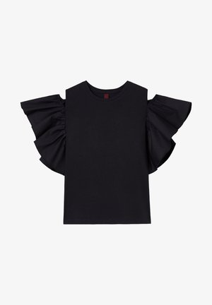 Černé tričko s krátkými rukávy a velkými volánovými detaily na ramenou. Vyrobeno z měkké bavlněné látky, s klasickým kulatým výstřihem.