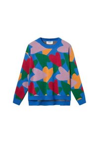 Strikket sweater med en blå bund, store flerfarvede hjerte mønstre i rød, grøn, orange og pink, med rund hals og ribbet kant.
