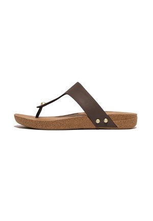 Bruine flip-flop sandaal met een kurken zool, voorzien van een gladde leren band en kleine gouden accenten. Plat ontwerp voor eenvoudig dragen en comfort.