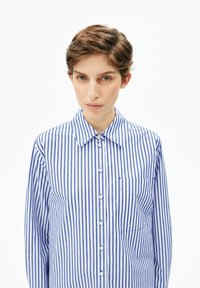 Gestreept overhemd met knopen van katoenen stof, met verticale blauw-witte strepen, een kraag en een zak aan de linkerkant van de borst.