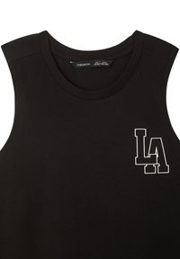 Top senza maniche nero in cotone, con scollo rotondo e grafica bianca "LA" sul lato sinistro anteriore. Texture morbida e design casual.