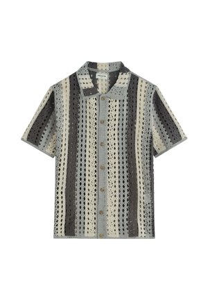 Chemise courte en crochet avec des rayures verticales dans des tons beiges, gris et noirs, avec un col et des boutons sur le devant.