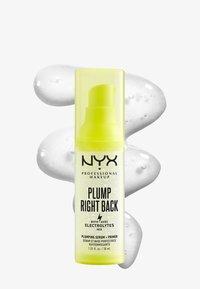 Sérum repulpant et base NYX Plump Right Back avec électrolytes dans un flacon pompe jaune, avec des gouttelettes de gel transparentes en arrière-plan.