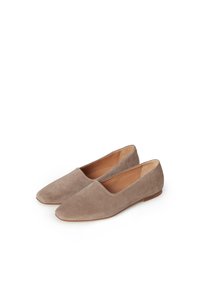 Bruna mockaskor med rundad fyrkantig tå och låg klack. Slät inre foder och minimal design utan synlig hårdvara eller mönster.