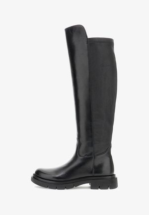 Korkea musta nahkasaapas pyöreällä kärjellä ja paksulla urasohjalla, sileä pinta ja keskipitkä korkeus, sivuprofiili valkoista taustaa vasten.