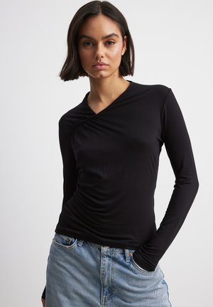 NA-KD Langarmshirt - black