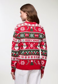 Czerwony sweter bożonarodzeniowy z białymi i zielonymi wzorami, w tym bałwankami, płatkami śniegu i laskami cukrowymi, z okrągłym dekoltem i ściągaczami na rękawach.