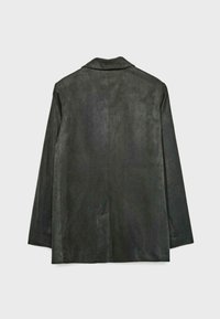 Sort ruskindsblazer med en glat overflade, lange ærmer, notklapkrave og en enkelt rygslids. Har sidelommer for ekstra bekvemmelighed.